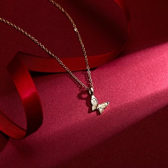 NEW Beautiful Butterfly Gold Necklace - Picture 5 of 5